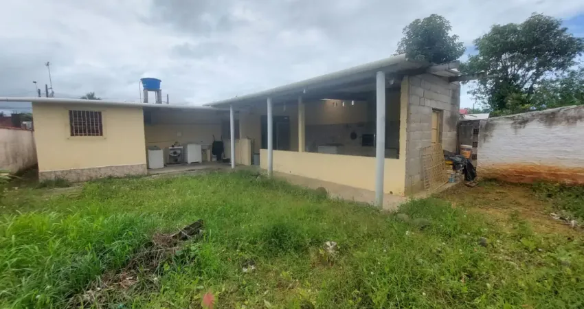 Casa com 3 quartos, churrasqueira e espaço para piscina em peruíbe.