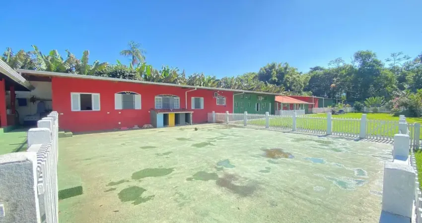 Chácara com 8 quartos, piscina, churrasqueira e árvores frutíferas em itariri.