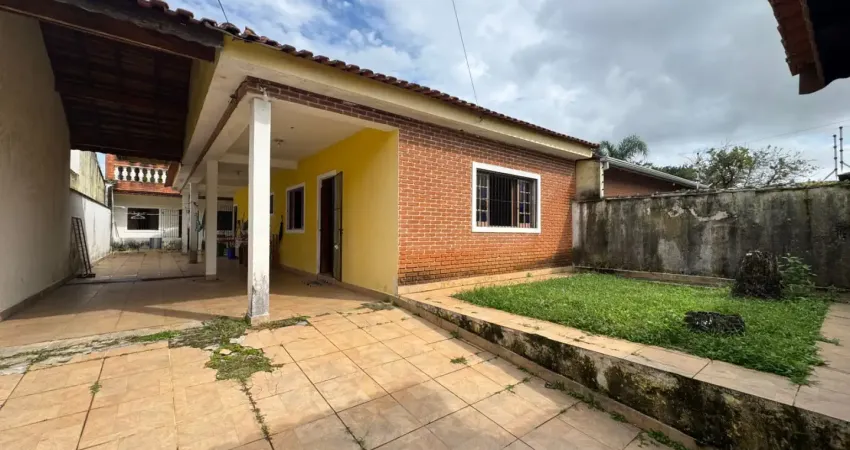 Casa na praia com 4 quartos, área gourmet e espaço para piscina em peruíbe.