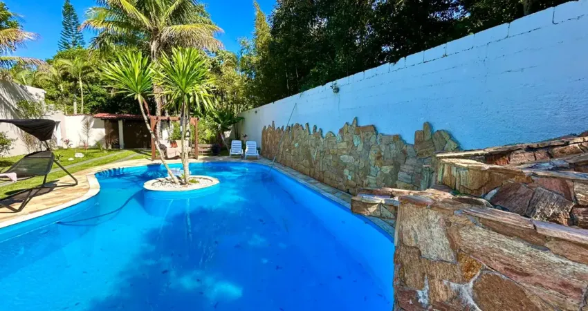 Chácara à 500m do mar com 3 quartos, piscina e área gourmet em itanhaém.