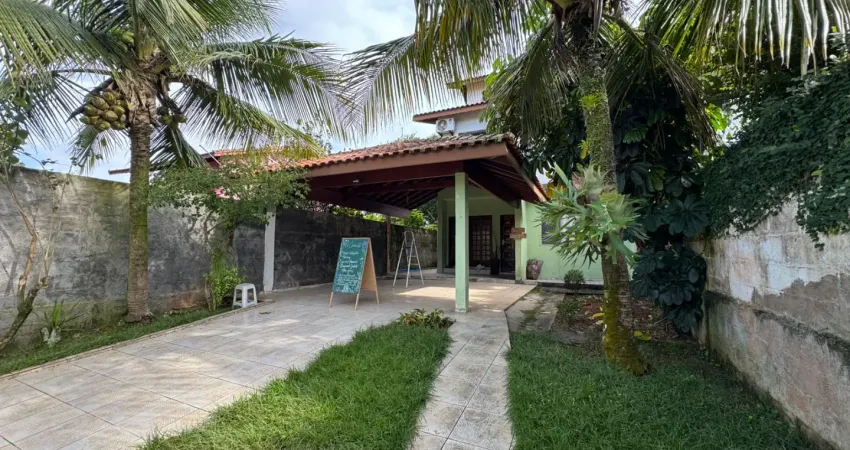 Casa na praia com 3 quartos, churrasqueira e espaço para piscina em peruíbe.