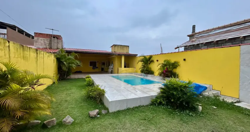 Casa com piscina, 2 quartos e churrasqueira em itanhaém - r$ 300.000,00.