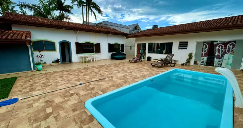 Casa na praia com 3 quartos, piscina e área gourmet em peruíbe - r$ 680.000,00.