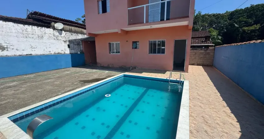 Casa com 3 quartos, piscina e área gourmet em itanhaém - r$ 360.000,00.
