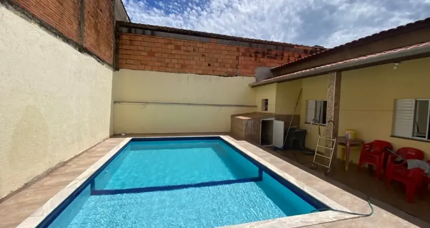 Casa na praia com 2 quartos, piscina e área gourmet em itanhaém.
