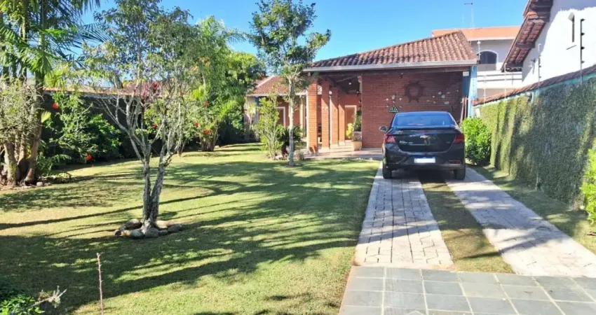 Casa com 3 quartos, churrasqueira e espaço para piscina em itanhaém.