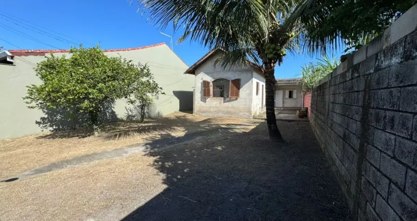 Casa com 3 quartos, jardim e espaço para piscina em itanhaém.