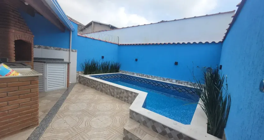 Casa na praia com 2 quartos, piscina e churrasqueira em itanhaém.