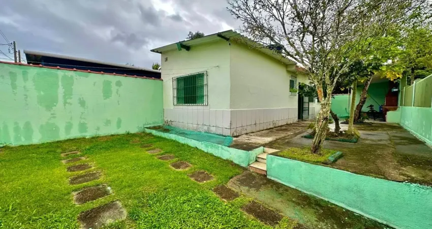 Casa com 2 quartos, churrasqueira e espaço para piscina em itanhaém.