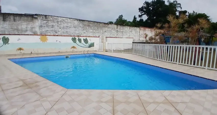 Casa em condomínio com piscina, 2 quartos e churrasqueira em itanhaém.