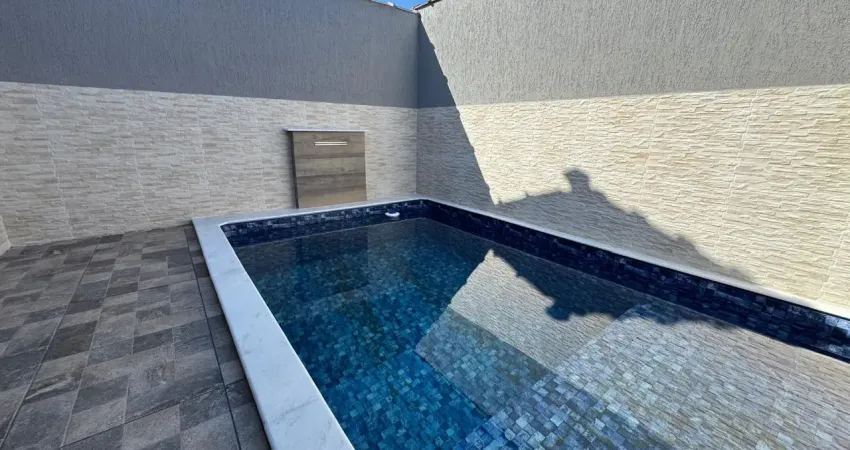 Casa na praia com piscina e 2 quartos em itanhaém - r$ 350.000,00.