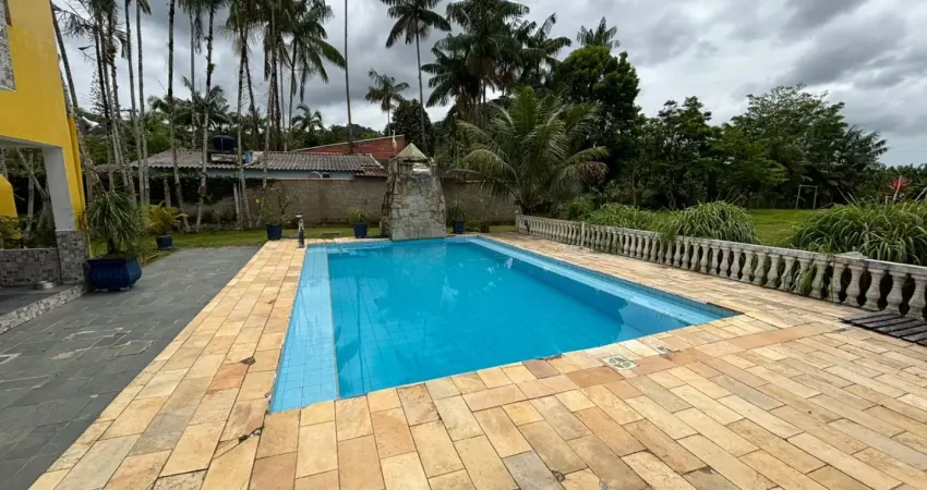 Chácara com piscina, 10 quartos, área gourmet e árvores frutíferas em peruíbe.