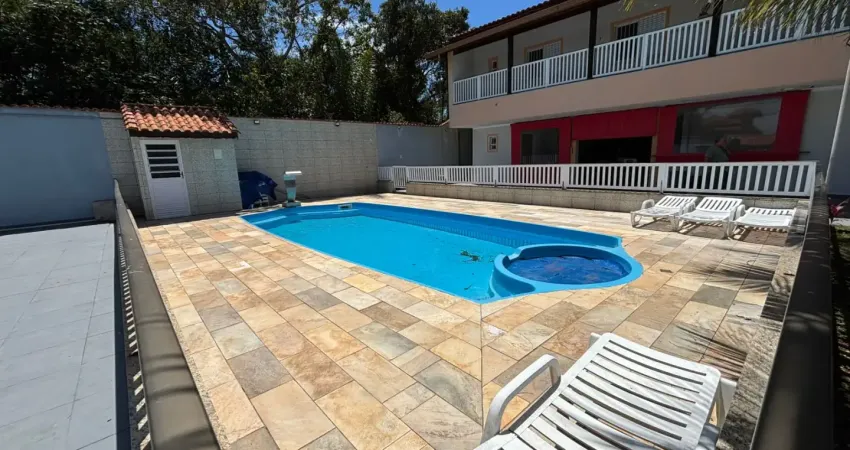 Casa com 5 quartos, piscina e área gourmet com churrasqueira em peruíbe.