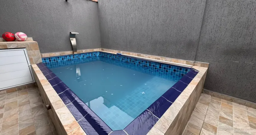 Casa em condomínio com piscina, 2 quartos e churrasqueira em itanhaém.