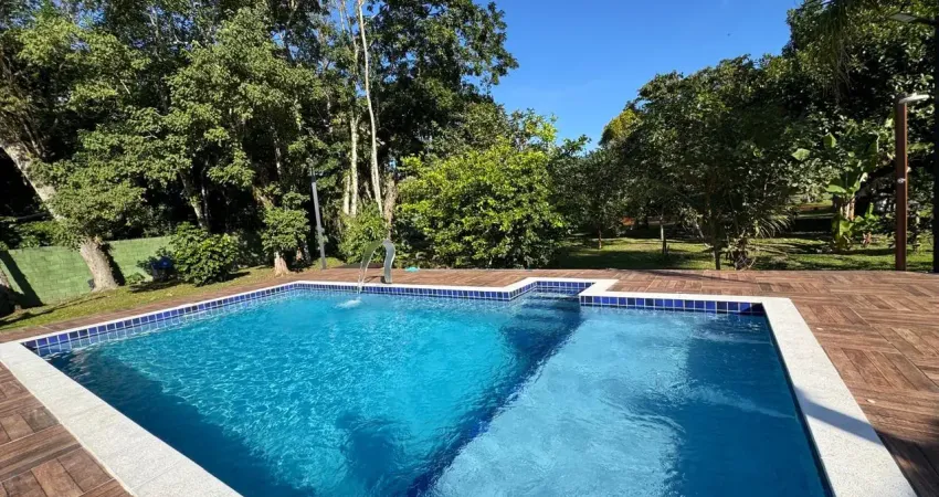 Chácara com piscina, 2 quartos e área gourmet com churrasqueira em peruíbe.