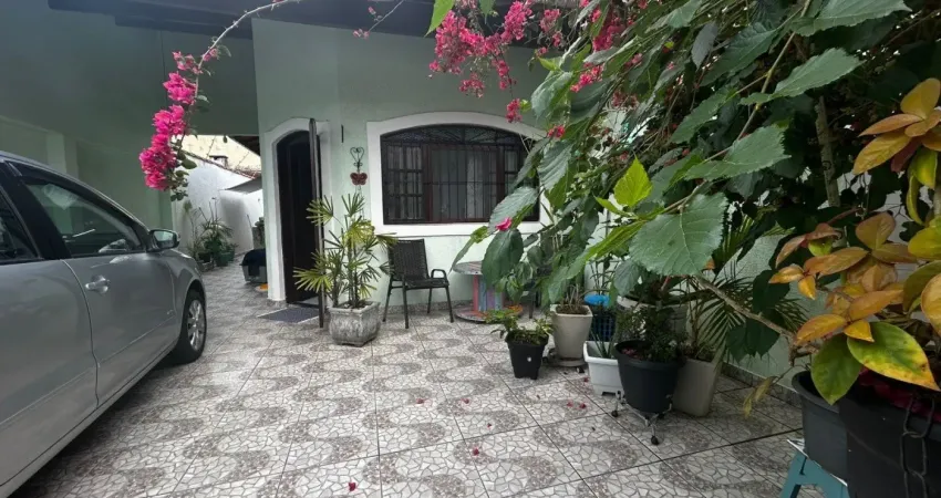 Casa na praia com 2 quartos e jardim em itanhaém - r$ 350.000,00.
