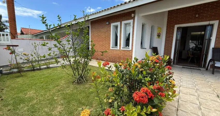 Casa à 100m do mar com 3 quartos, área gourmet e espaço para piscina em peruíbe.
