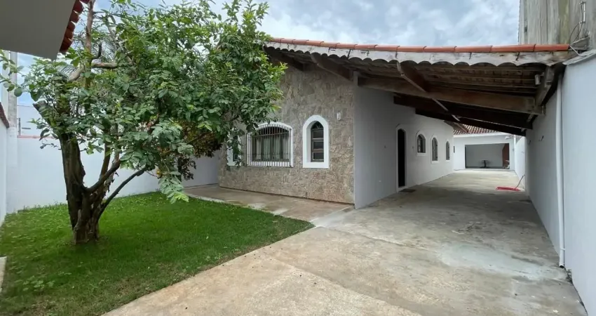 Casa com 3 quartos, edícula, área gourmet e espaço para piscina em peruíbe.