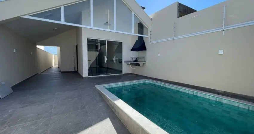 Casa na praia com piscina e 2 quartos em peruíbe - r$ 460.000,00.