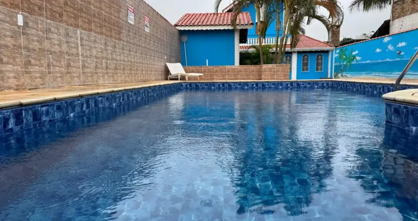 Casa na praia com 3 quartos, piscina e área gourmet em peruíbe.