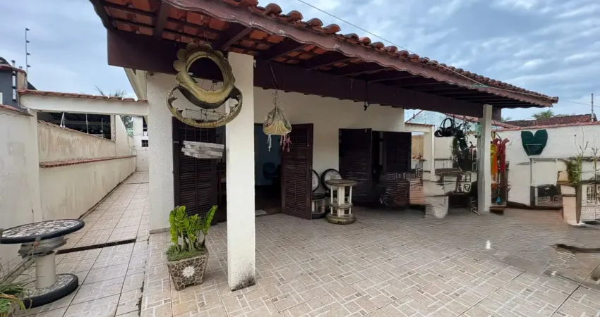 Casa à 200m do mar com 3 quartos e espaço para piscina em itanhaém.