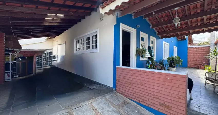 Casa na praia com 3 quartos e área gourmet em peruíbe - r$ 550.000,00.