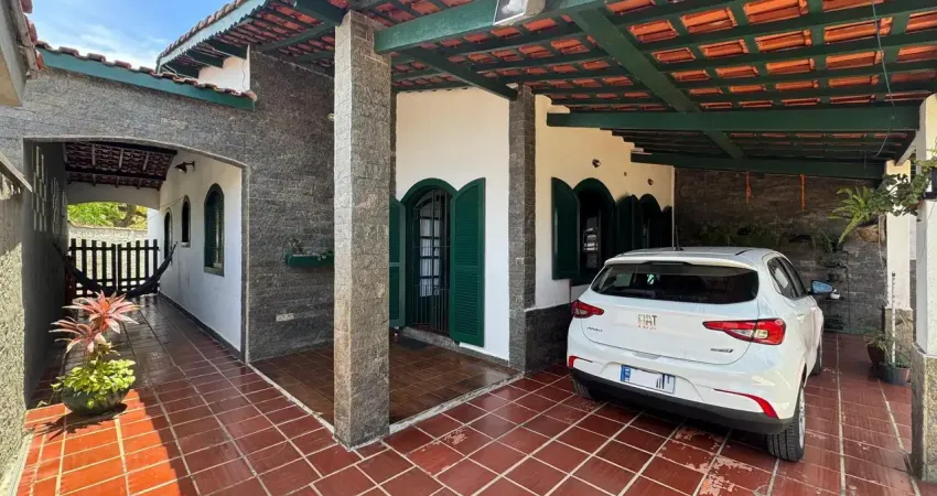 Casa com 3 quartos, churrasqueira e espaço para piscina em itanhaém.