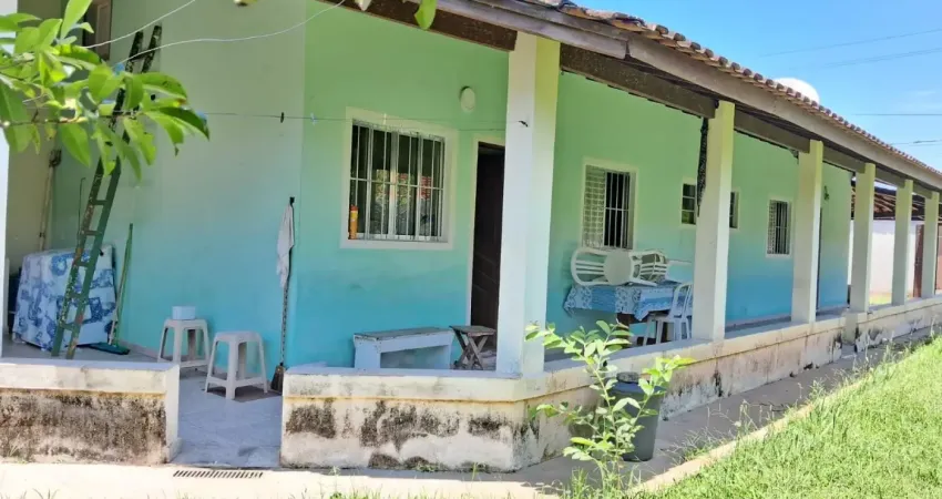Casa à 80m do mar com 2 quartos e espaço para piscina em itanhaém.
