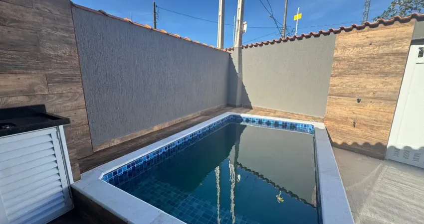 Casa com 2 quartos, piscina e área gourmet em Itanhaém - R$ 350.000,00.