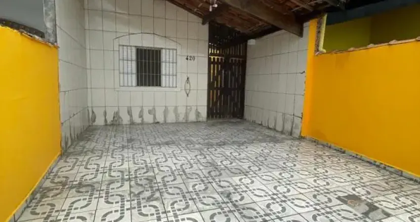 Casa com 2 quartos e área gourmet com churrasqueira em praia grande.