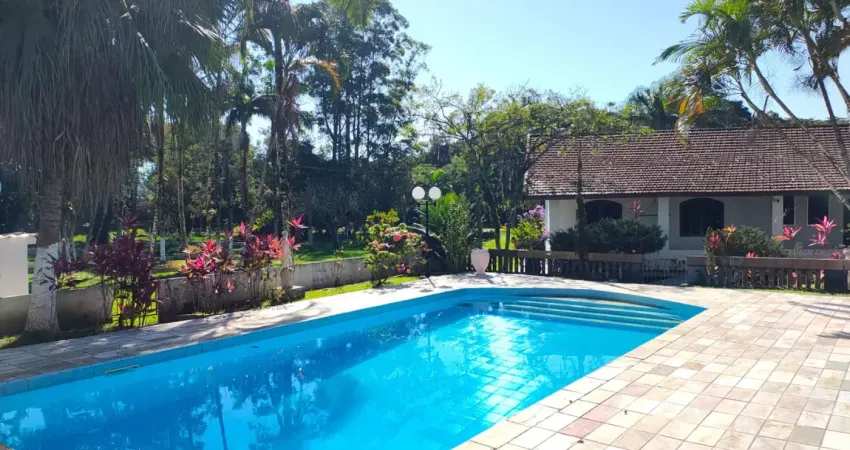 Chácara com 9 quartos, piscina, área gourmet e lago em peruíbe.