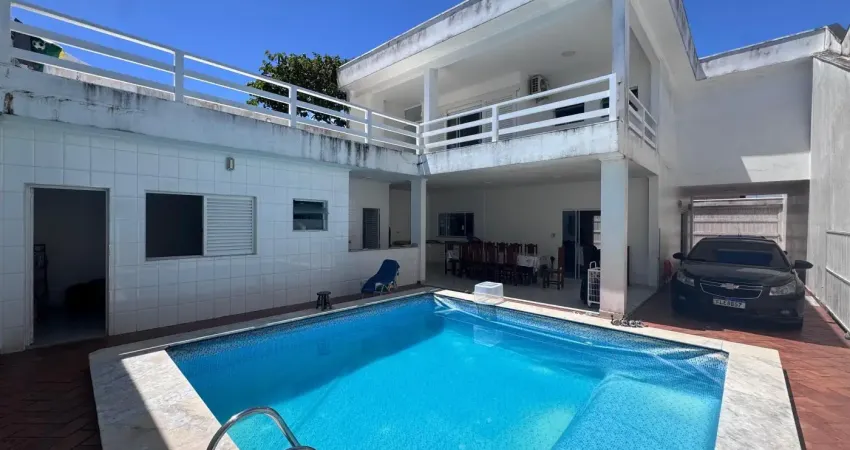 Casa na praia com 4 quartos, piscina e área gourmet em mongaguá.