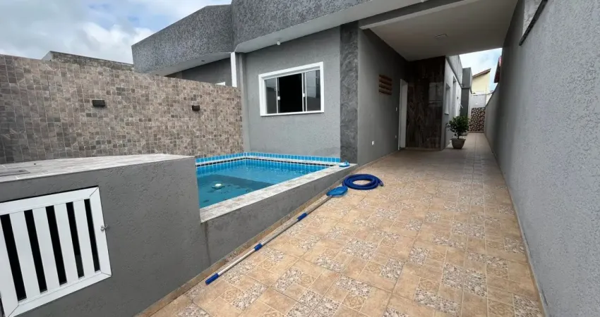 Casa com 2 quartos, piscina e área gourmet em Peruíbe - R$ 390.000,00.