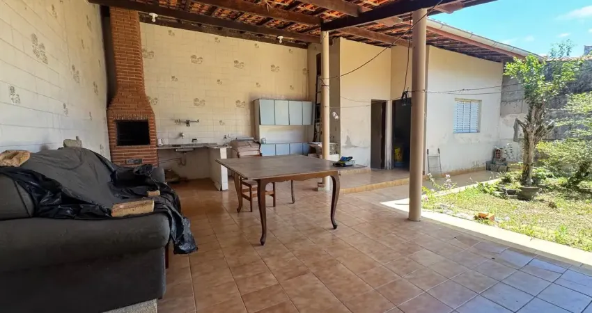 Casa com 3 quartos, área gourmet e edícula em Peruíbe - R$ 350.000,00.