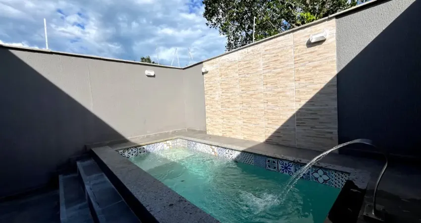 Casa com piscina, 2 quartos e área gourmet em Itanhaém - R$ 335.000,00.