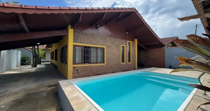 Casa à 120m do mar com piscina, 4 quartos e área gourmet em Itanhaém.