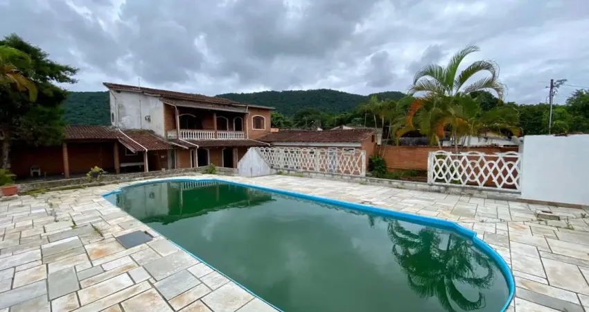 Casa com 3 quartos, piscina e churrasqueira em Itanhaém - R$ 450.000,00.