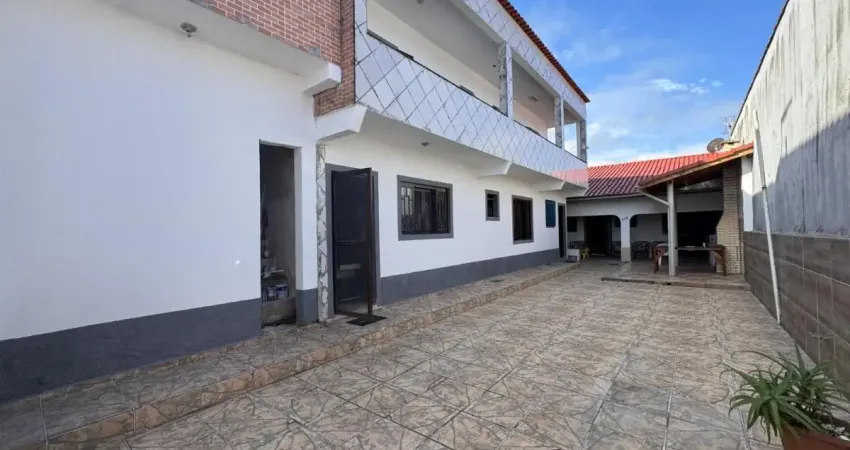 Casa com 6 quartos e área gourmet com churrasqueira em Itanhaém.
