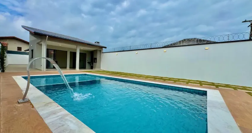 Casa à 50m do mar com 3 quartos e piscina em Itanhaém - R$ 790.000,00.