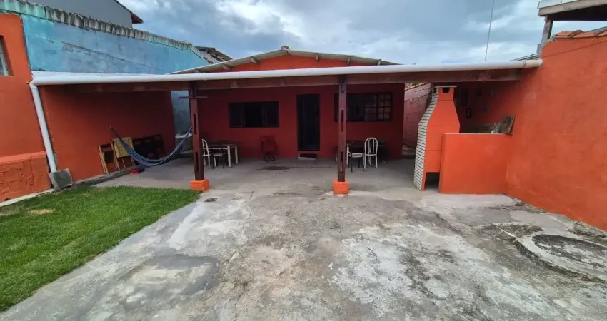 Casa à 700m do mar com 3 quartos e churrasqueira em Itanhaém - R$ 260.000,00.