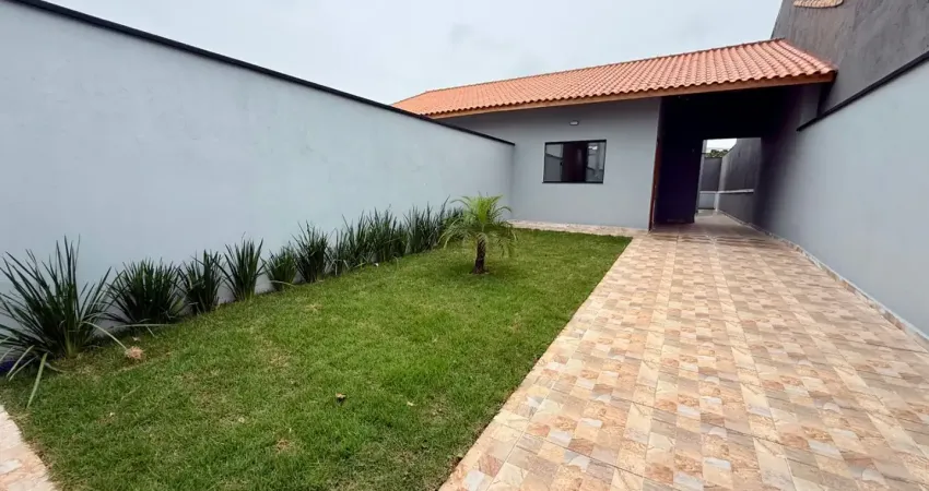 Casa com 3 quartos e espaço para piscina em Peruíbe - R$ 400.000,00.