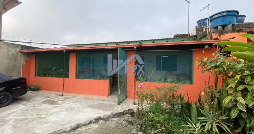 Casa com 2 quartos, espaço para piscina e jardim em Itanhaém.