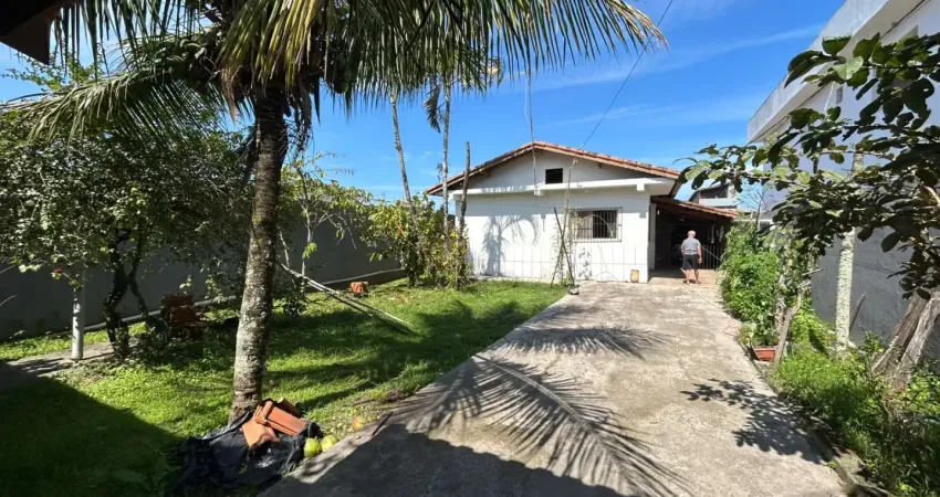 Casa com 3 quartos, área gourmet e jardim em Itanhaém - R$ 300.000,00.