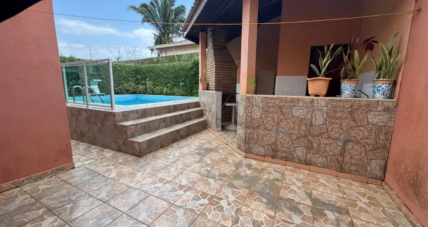 Casa na praia com piscina e 3 quartos em Peruíbe - R$ 550.000,00.