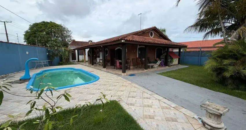 Casa na praia com 4 quartos, piscina e área gourmet em Itanhaém.