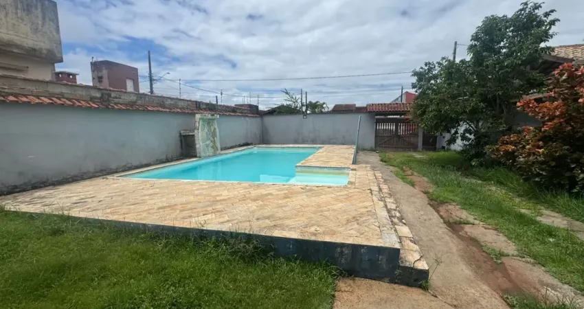 Casa na praia com piscina e 4 quartos em Itanhaém - R$ 480.000,00.