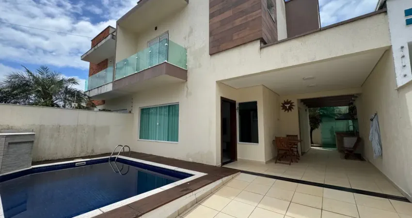 Casa com piscina, 3 quartos e área gourmet em Peruíbe - R$ 650.000,00.