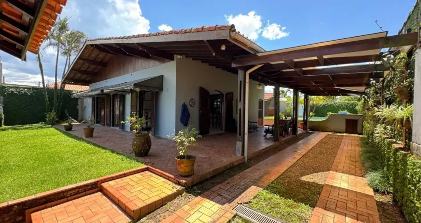 Casa à 100m do mar com piscina e 4 quartos em Itanhaém - R$ 750.000,00.