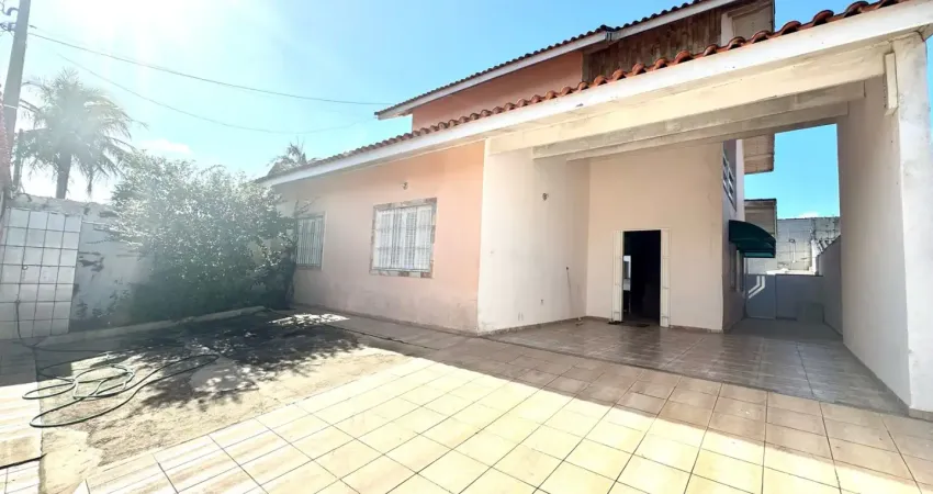 Casa à 50m do mar com 3 quartos e piscina em Peruíbe - R$ 599.000,00.