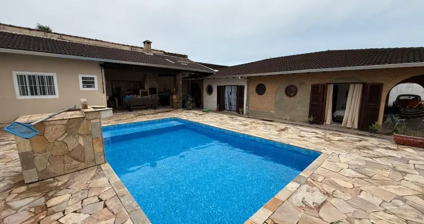 Casa na praia com 4 quartos e piscina em Itanhaém - R$ 950.000,00.